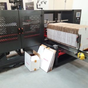 AUTOBOX automatic case erector with horizontal worktable loaded with flat cartons