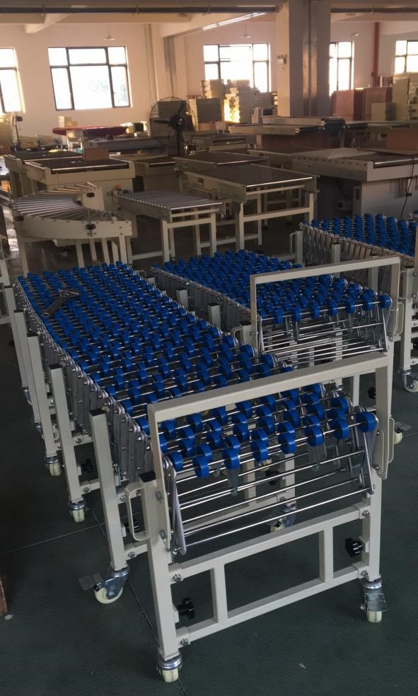 Flexible roller conveyor