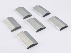 Clips for steel strapping for pneumatic strapping