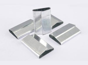 Clips for steel strapping for pneumatic strapping